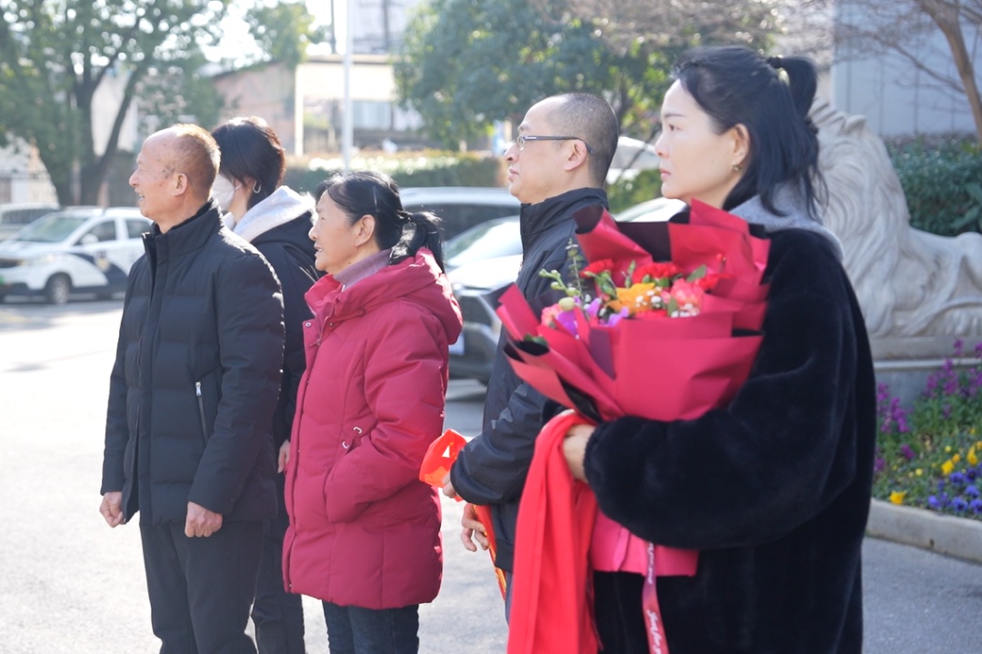 ʧɢ35�أ����ĸŮ�ڳ�Ϧǰ��Բ�ˣ�