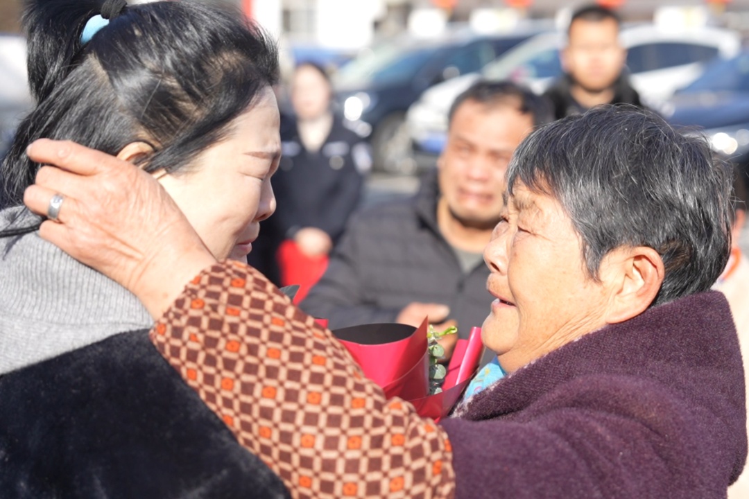 ʧɢ35�أ����ĸŮ�ڳ�Ϧǰ��Բ�ˣ�