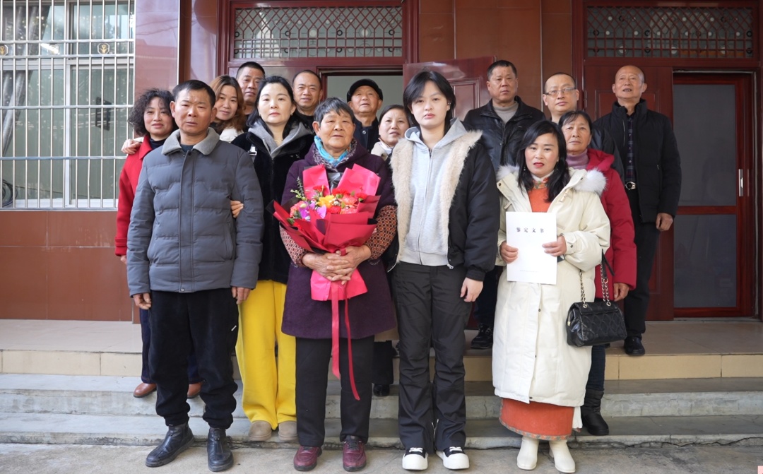 ʧɢ35�أ����ĸŮ�ڳ�Ϧǰ��Բ�ˣ�